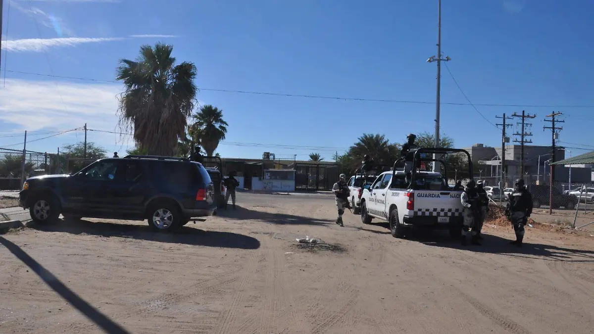 Elementos de la Guardia Nacional vigilan frente al Cereso local, en apoyo al personal penitenciario